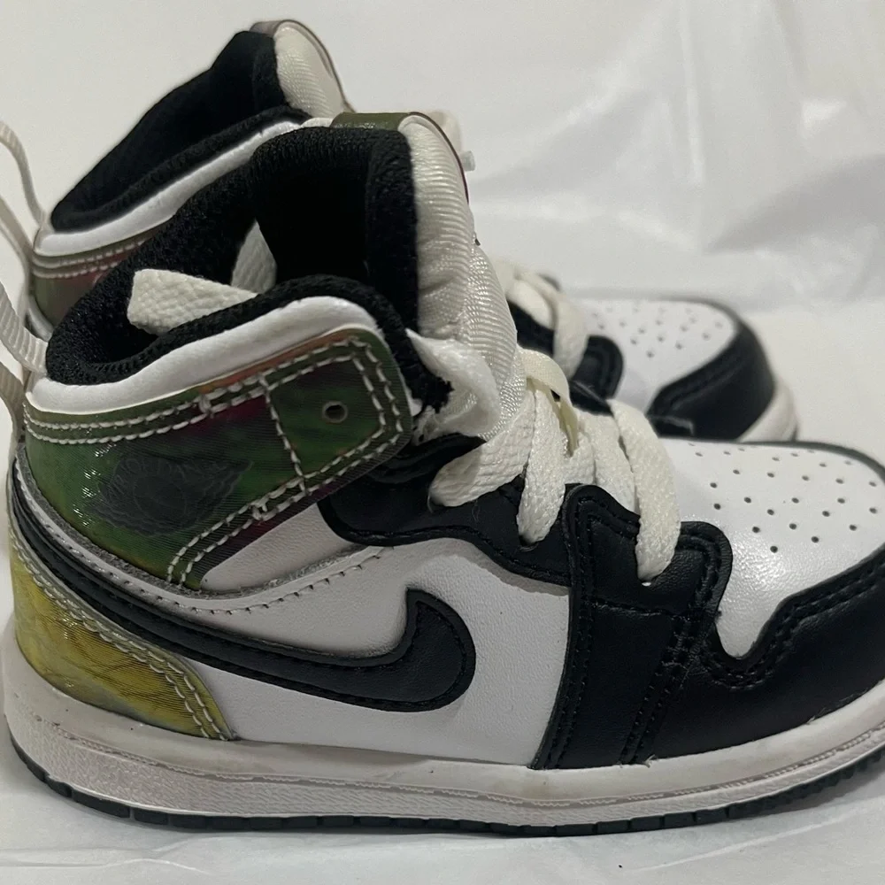 AIR JORDAN 1 MID TD HEAT REACTIVE COLOR CHANGE Kids Black and White NWOT.